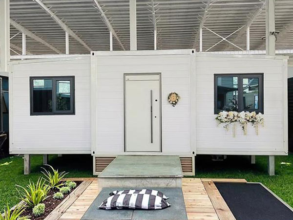 Folding House with Composite Material