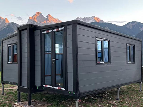 Folding House with Thermal Insulation